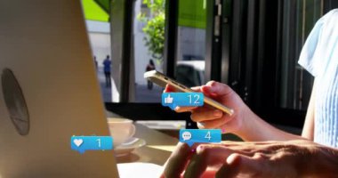 Sosyal medya simgelerinin dizüstü bilgisayarla kişinin üzerine düşmesi. Sosyal medya ve iletişim konsepti dijital olarak oluşturulmuş video.