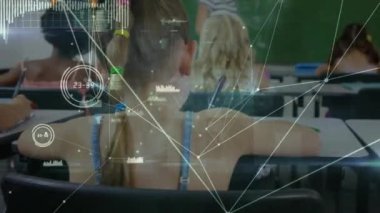 Sınıfta öğrenen çeşitli okul çocukları üzerindeki bağlantı ağının animasyonu. küresel eğitim, bağlantılar ve dijital arayüz konsepti dijital olarak oluşturulmuş video.