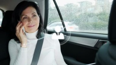 Arabadaki akıllı telefonu kullanan mutlu beyaz kadın üzerinden bağlantı ağının animasyonu. ağ, bağlantılar, iletişim, ulaşım ve seyahat konsepti dijital olarak oluşturulmuş video.