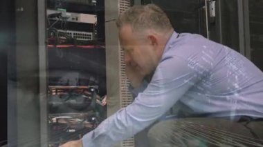 Beyaz iş adamının sunucu odasında veri işleme animasyonu. küresel teknoloji, veri işleme ve dijital arayüz kavramı dijital olarak oluşturulmuş video.