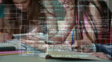 Çeşitli öğrenci grupları üzerinde dijital veri işleme animasyonu. Dijital olarak oluşturulan öğrenim ve eğitim konsepti.