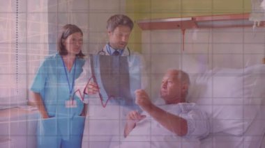 Beyaz kadın ve erkek doktorların ve yaşlı hastaların üzerindeki oklar ve grafiklerin animasyonu. küresel covid 19 salgını, ilaç ve sağlık konsepti dijital olarak üretilen video.