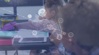 Çeşitli öğrenci grupları ve bayan öğretmenler arasındaki bağlantı ağının animasyonu. eğitim ve öğrenme kavramı dijital olarak oluşturulmuş video.