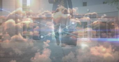 Afro-Amerikan iş adamının yürümesi üzerine veri işleme animasyonu. global spor ve dijital arayüz konsepti dijital olarak oluşturulmuş video.