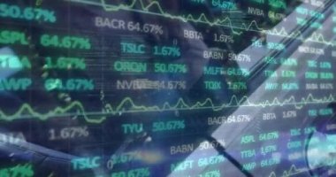 Elle açılan arabanın üzerinde veri işleme animasyonu. küresel iş ve dijital arayüz kavramı dijital olarak oluşturulmuş video.