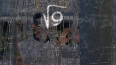 Matematiksel denklemlerin animasyonu VR kulaklık kullanan iki ırklı adam üzerinde. küresel eğitim, teknoloji ve dijital arayüz kavramı dijital olarak oluşturulmuş video.