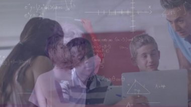 Kafkas erkek öğretmen ve okuldaki çeşitli öğrencilerin matematik grafiklerinin animasyonu. Okul, eğitim ve öğrenim konsepti dijital olarak oluşturulmuş video.