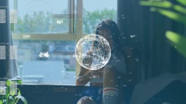 Akıllı telefon kullanan beyaz bir kadın üzerinde küre ve veri işleme animasyonu. küresel teknoloji, bağlantı, dijital arayüz ve dijital olarak oluşturulmuş video işleme kavramı.