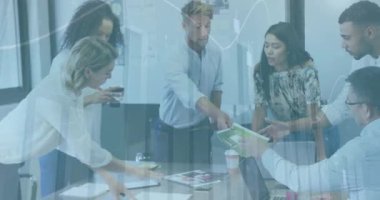 Toplantıda tartışan çeşitli iş adamlarının veri işleme animasyonları. Küresel iş ve dijital arayüz kavramı dijital olarak oluşturulmuş video.