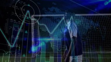 Futbol sahasındaki Afro-Amerikan futbolcu üzerinden veri işleme animasyonu. küresel spor, rekabet ve veri işleme kavramı dijital olarak oluşturulmuş video.