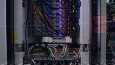 Sunucu odasında veri işleme animasyonu. küresel teknoloji, veri işleme ve dijital arayüz kavramı dijital olarak oluşturulmuş video.