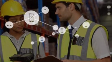 Çeşitli depo çalışanları üzerindeki simgelerle bağlantı ağının animasyonu. iş, bağlantılar, teknoloji ve dağıtım hizmetleri konsepti dijital olarak oluşturulmuş video.