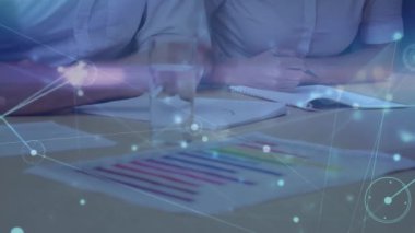 Çeşitli tasarımcıların orta bölümündeki bağlantıların animasyonu. küresel iş, bağlantılar ve teknoloji konsepti dijital olarak oluşturulmuş video.