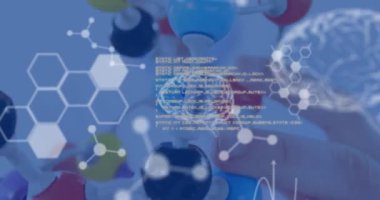 Laboratuvarda el ele tutuşma modelinin üzerinde veri işleme animasyonu. küresel bilim ve dijital arayüz kavramı dijital olarak oluşturulmuş video.