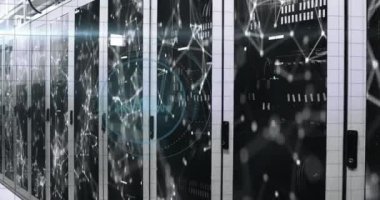 Veri işleme ve sunucu odası üzerinde parmak izi simgesi canlandırması. Sosyal medya ve dijital arayüz konsepti dijital olarak oluşturulmuş video.