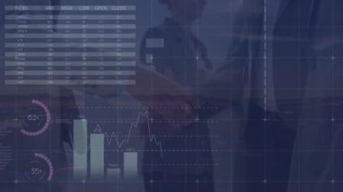 Bir grup iş adamı üzerinde finansal veri işleme animasyonu. küresel bağlantılar, veri işleme ve dijital arayüz konsepti dijital olarak oluşturulmuş video.