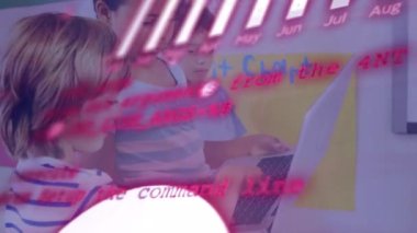 Okulda dizüstü bilgisayar kullanan mutlu çocuklar üzerinde veri işleme ve grafiklerin animasyonu. Dijital olarak oluşturulan programlama, okul, eğitim ve teknoloji konsepti.