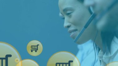 Telefon kulaklığı takan çeşitli iş adamlarının online alışveriş ikonlarının animasyonu. Müşteri hizmetleri, dijital arayüz, bağlantılar, iletişim ve iş konsepti dijital olarak oluşturulmuş video.