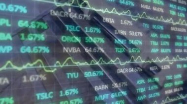 Dönen dünya üzerindeki finansal verilerin animasyonu. küresel ekonomi ve finans kavramı dijital olarak oluşturulan video.