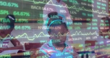 Çeşitli öğrenci grupları üzerinde finansal veri işleme animasyonu. eğitim ve öğrenme kavramı dijital olarak oluşturulmuş video.