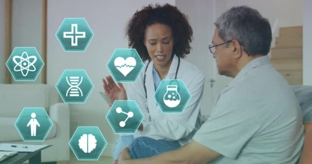 患者とアフリカ系アメリカ人女性医師の医療アイコンのアニメーション グローバル科学とデジタルインターフェースの概念デジタル生成されたビデオ — ストック動画