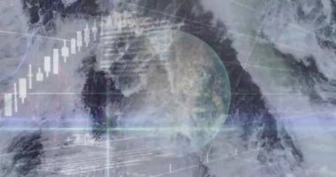 Dünya ve deniz üzerindeki finansal grafiklerin ve verilerin animasyonu. küresel ekonomi, finans, sürdürülebilirlik ve doğa konsepti dijital olarak oluşturulmuş video.