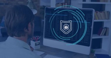 Ofisteki bilgisayarı kullanan beyaz iş adamının asma kilit simgesinin animasyonu. Küresel iş ve dijital arayüz kavramı dijital olarak oluşturulmuş video.