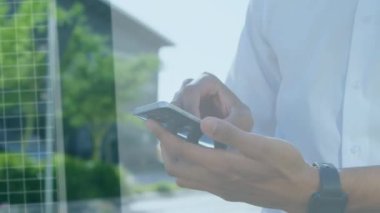 Animasyon dijital veri ve çift ırklı adam üzerinden bağlantı ağı. sağlık ve verimlilik analizi, dijital arayüz ve teknoloji konsepti dijital olarak oluşturulmuş video.