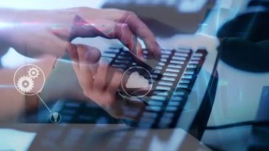 Bilgisayar klavyesinde yazı yazan beyaz kadın üzerinden bağlantı ağının animasyonu. küresel iş, teknoloji ve ağlar konsepti dijital olarak oluşturulmuş video.