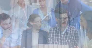 Çeşitli iş adamları üzerinde finansal veri işleme animasyonu. küresel finansman, bilgisayar ve dijital arayüz kavramı dijital olarak oluşturulmuş video.