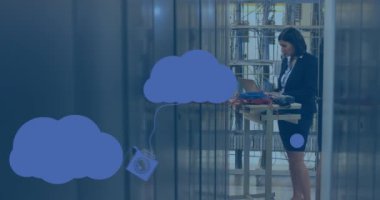 Bulut simgelerinin sunucu odasını inceleyen çift ırklı kadın çalışanın üzerinde canlandırması. küresel teknoloji ve dijital arayüz kavramı dijital olarak oluşturulmuş video.