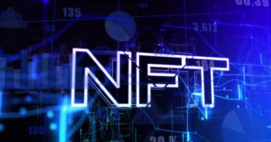 Nft metninin siyah arkaplandaki veri işleme üzerinden canlandırılması. Sosyal medya ve dijital arayüz konsepti dijital olarak oluşturulmuş video.