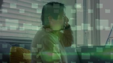 Asyalı iş adamının akıllı telefondan konuşması üzerine veri işleme animasyonu. Küresel iş ve dijital arayüz kavramı dijital olarak oluşturulmuş video.