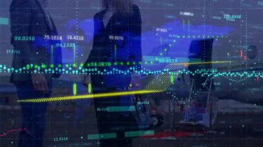 İki farklı iş adamının dünya haritasının animasyonu. Seyahat, tatiller, vatanseverlik ve dijital olarak üretilen kutlama konsepti.