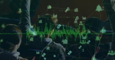 Toplantıda çeşitli iş adamlarının veri işleme animasyonları. küresel iş ve dijital arayüz kavramı dijital olarak oluşturulmuş video.