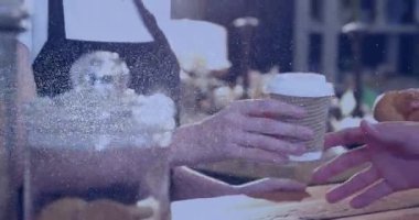 Kahveci üzerinden dijital arayüz animasyonu kahve yapıyor. Dijital olarak oluşturulmuş küresel bağlantılar, veri işleme ve dijital arayüz kavramı.