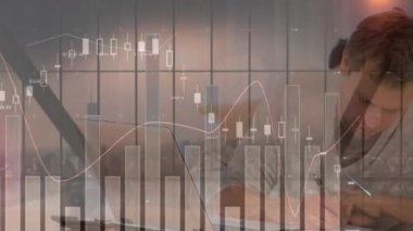 Kafkas erkek ödeme faturaları üzerinden finansal veri işleme animasyonu. Küresel iş, finans, veri işleme ve dijital arayüz kavramı dijital olarak oluşturulmuş video.