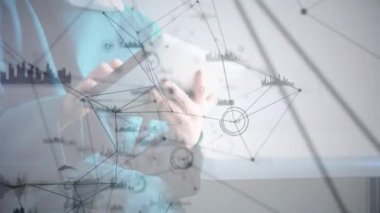 Tablet kullanan beyaz kadın cerrah üzerinden bağlantı ağının animasyonu. küresel tıp, sağlık hizmetleri, araştırma ve ağlar konsepti dijital olarak oluşturulmuş video.