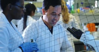 Matematiksel denklemlerin laboratuvardaki çeşitli bilim adamları grubuna göre animasyonu. küresel bilim ve dijital arayüz kavramı dijital olarak oluşturulmuş video.