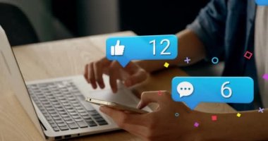 Sosyal medya simgelerinin dizüstü bilgisayarla kişinin üzerine düşmesi. Sosyal medya ve iletişim konsepti dijital olarak oluşturulmuş video.