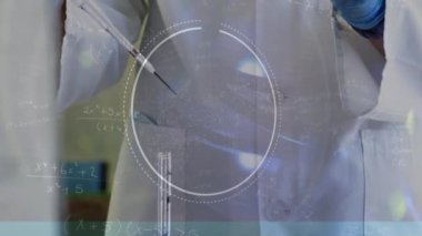 DNA iplikçiklerinin ve matematiksel denklemlerin animasyonu laboratuardaki çift ırklı kadın bilim adamı üzerinde. küresel bilim, veri işleme ve dijital arayüz kavramı dijital olarak oluşturulmuş video.