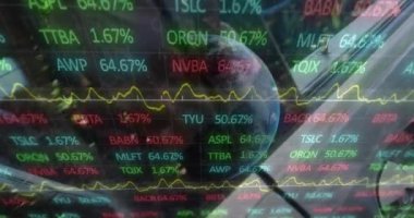 Veri işleme ve el açma aracının üzerinde küre animasyonu. küresel iş ve dijital arayüz kavramı dijital olarak oluşturulmuş video.