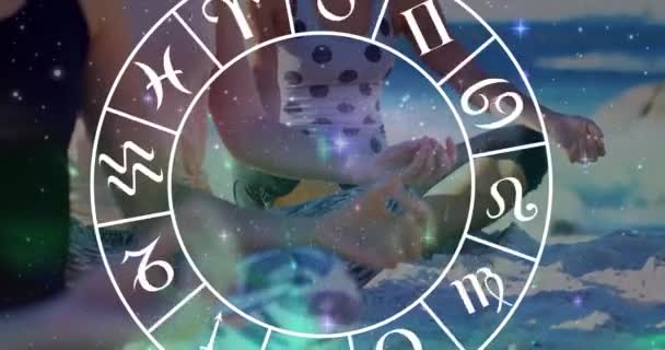 Kruh Znamení Zvěrokruhu Nad Biraciálními Ženami Praktikujícími Jógu Horoskop Koncepce — Stock video