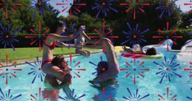 Havuz partisinde oynayan farklı arkadaşlar üzerine havai fişek ikonlarının canlandırılması. Sağlık, zindelik ve dijital arayüz kavramı dijital olarak oluşturulmuş video.