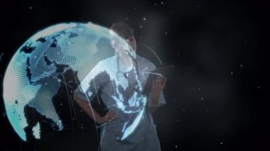 Tablet kullanan beyaz kadın doktor üzerinden bağlantı ağının animasyonu. küresel tıp, sağlık hizmetleri, araştırma ve ağlar konsepti dijital olarak oluşturulmuş video.