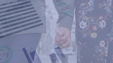 Mutlu çiftler üzerinde finansal veri işleme animasyonu. küresel bağlantılar, veri işleme ve dijital arayüz konsepti dijital olarak oluşturulmuş video.