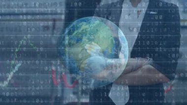 Küresel animasyon, ikili kod ve kameraya gülümseyen Kafkas iş kadını üzerindeki grafikler. işletme, finans, ekonomi ve teknoloji konsepti dijital olarak oluşturulmuş video.