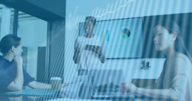 Ofiste toplanan çeşitli iş adamlarının veri işleme animasyonları. Küresel iş ve dijital arayüz kavramı dijital olarak oluşturulmuş video.