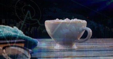 Masada duran kahve, kitap ve bardakların üzerindeki finansal grafiklerin animasyonu. finans ve ekonomi kavramı dijital olarak oluşturulmuş video.