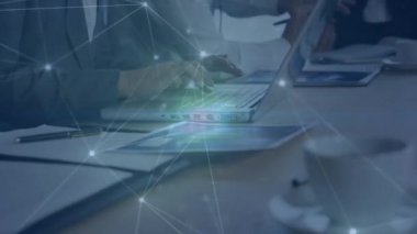 Çeşitli iş adamlarının elleri üzerinde bağlantı ağının animasyonu. küresel iş, bağlantılar ve teknoloji konsepti dijital olarak oluşturulmuş video.